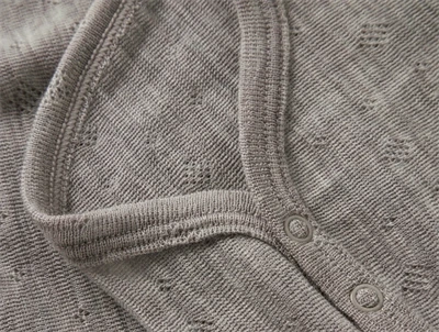 Detalje af Name It uld body i satellite med trykknapper