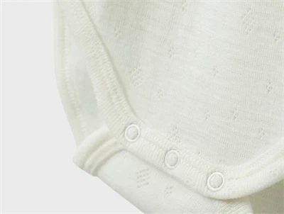Detalje af Name It uld body i snow white med trykknapper