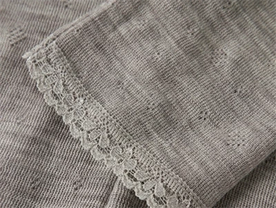 Name It leggings i gråbrun nuance satellite i merinould med blondekant detalje