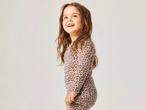 Pige iklædt Name It merinould bluse i grå nuance med leopardprint