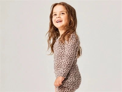 Pige iklædt Name It merinould bluse i grå nuance med leopardprint