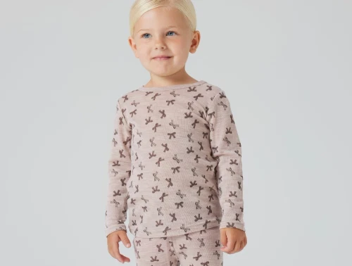 Barn iført Name It uld bluse i shadow gray med sløjfeprint