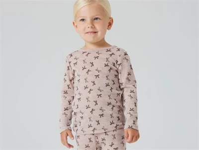 Barn iført Name It uld bluse i shadow gray med sløjfeprint