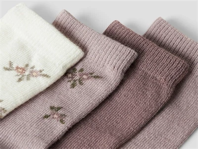 Name It sokker 4-pak i støvet rosa og shadow gray med blomsterdetaljer i merinould mix tæt