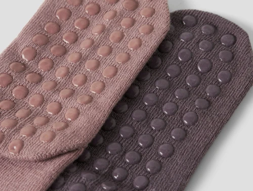 Name It sokker 2-pak i antler støvet violet nuance med skridsikre gummidutter tæt detalje