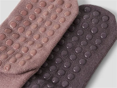 Name It sokker 2-pak i antler støvet violet nuance med skridsikre gummidutter tæt detalje