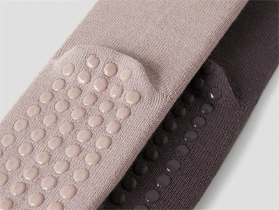 Name It sokker 2-pak i shadow gray og sparrow med skridsikre gummidutter tæt detalje