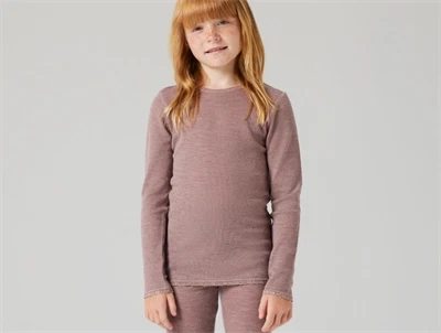 Name It t-shirt antler mørk violet med hulmønster båret af pige