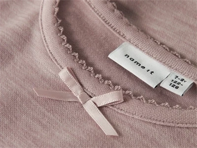 Detalje af støvet rosa Name It bluse med sløjfe og hæklet kant