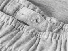 nærbillede af justerbar elastik og ribkant i lysegrå name it shorts