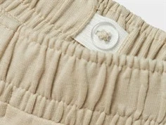 nærbillede af justerbar elastik i beige name it shorts
