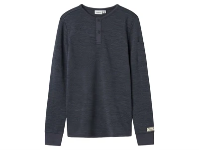 Detalje af knapper og halsudskæring på mørkeblå Name It bluse