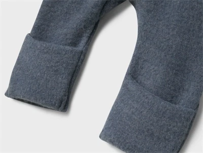 Name It ulddragt i blågrå nuance set tæt på benafslutning