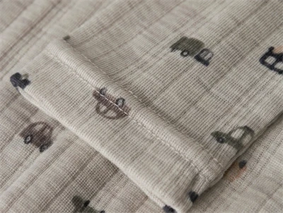 Detalje af Name It uld bluse i nacreous cloud med bilprint