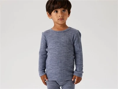 Barn iført Name It uld bluse i folkstone gray