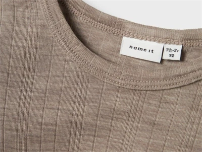 Detalje af Name It uld bluse i satellite med rund hals