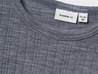 Detalje af Name It uld body i folkstone gray halsudskæring