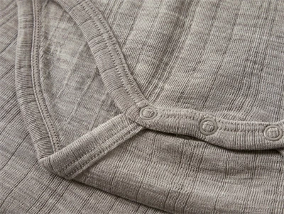 Detalje af Name It uld body i satellite med trykknapper