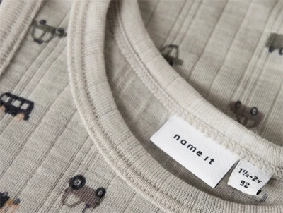 Detalje af Name It uld undertrøje i nacreous cloud med ribstruktur