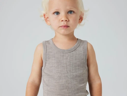 Barn iført Name It uld undertrøje i satellite merinould