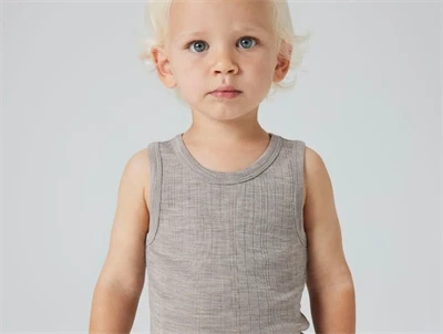 Barn iført Name It uld undertrøje i satellite merinould