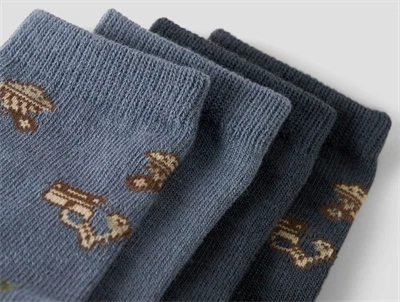 Name It sokker 4-pak i blågrå nuance med bilprint i merinould mix tæt detalje