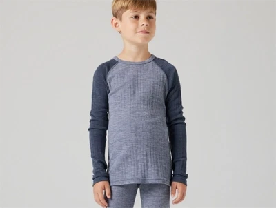 Name It bluse folkstone gray med ombre blue ærmer i merinould bæres af dreng