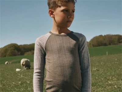 Dreng iklædt Name It langærmet bluse i merinould med raglanærmer