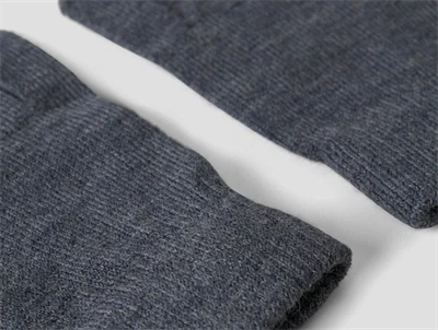 Nærbillede af Name It strikket fingerhandsker i farven Ombre Blue