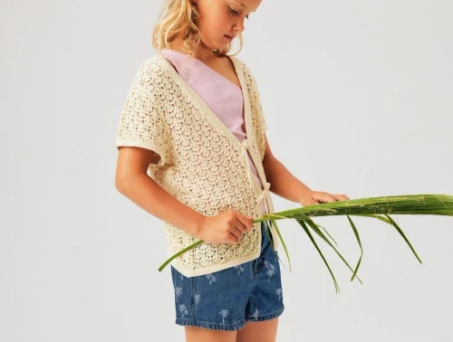 Pige iklædt blå cowboy shorts med palmetræer  fra Name It 13229317 medium blue denim palmtree