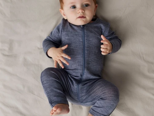 Baby iført Name It uld natdragt i folkstone gray