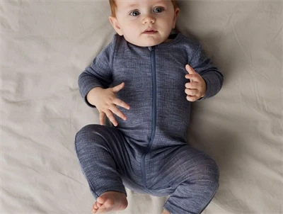 Baby iført Name It uld natdragt i folkstone gray