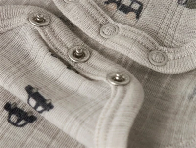 Detalje af Name It uld body i nacreous cloud med trykknapper