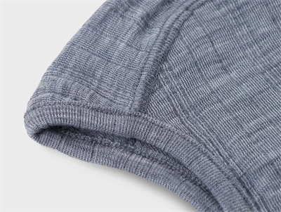 Detalje af Name It babyhue i folkstone gray merinould