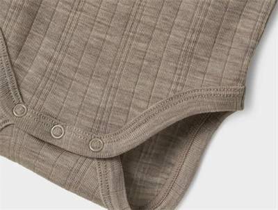 Detalje af Name It uld body i satellite med trykknapper