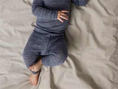 Name It leggings i folkstone gray merinould med ribmønster på baby