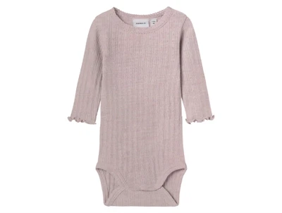 Name It body i violet ice med blondekant i merinould