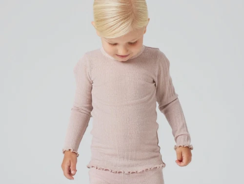 Name It rib bluse i shadow gray støvet grå nuance i merinould og silke med hulmønster båret af barn