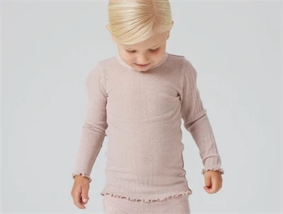 Name It rib bluse i shadow gray støvet grå nuance i merinould og silke med hulmønster båret af barn