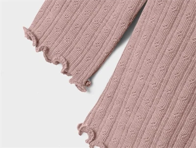 Name It rib top i antler støvet violet nuance detalje af babylock kant og hulmønster