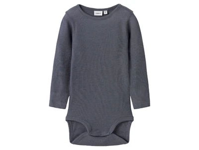 Name It body i folkstone gray blågrå nuance i merinould og silke med ribmønster set forfra