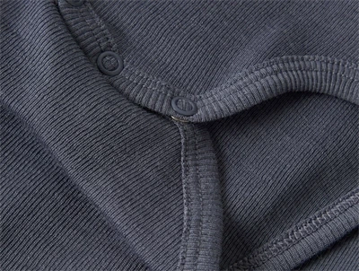 Name It body i folkstone gray blågrå nuance i merinould og silke med ribmønster detalje af trykknapper