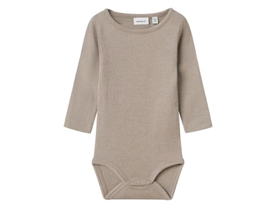 Name It body i satellite grå brun nuance i merinould og silke med ribmønster set forfra