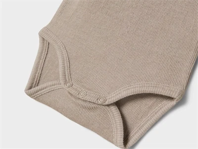 Name It body i satellite grå brun nuance i merinould og silke med ribmønster detalje af trykknapper