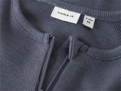 Name It heldragt natdragt i folkstone gray blågrå nuance detalje af lynlås i merinould og silke