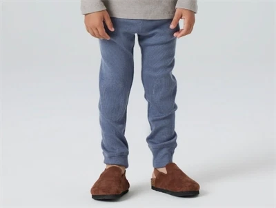 Barn iklædt Name It leggings folkstone gray i ribstrik med elastik i taljen