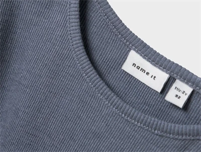 Name It top i merinould/silke i gråblå nuance set tæt på