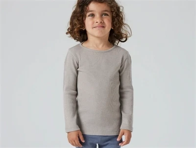 Name It bluse i merinould/silke i beige nuance set tæt på