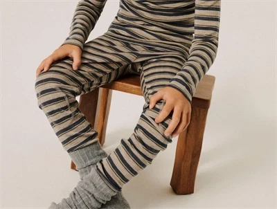 Name It leggings i uld med striber i ombre blue på barn siddende