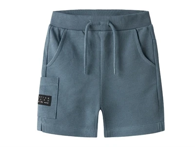shorts fra Name It i blå farve med badge og sidelomme